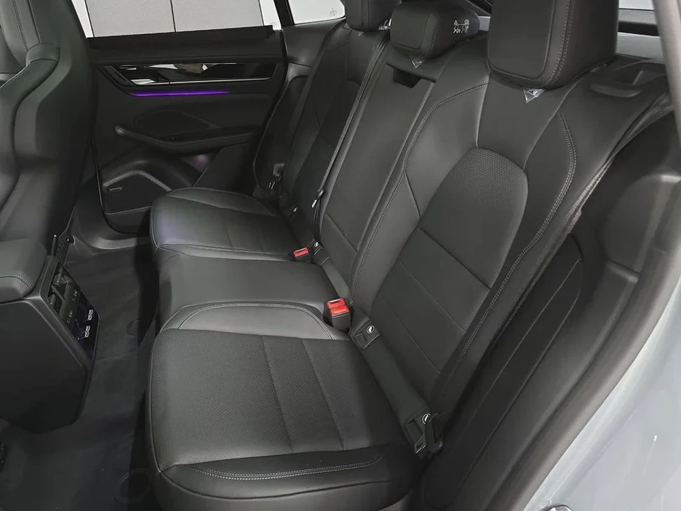 2026 Porsche Macan Electric - Image 27 of 31