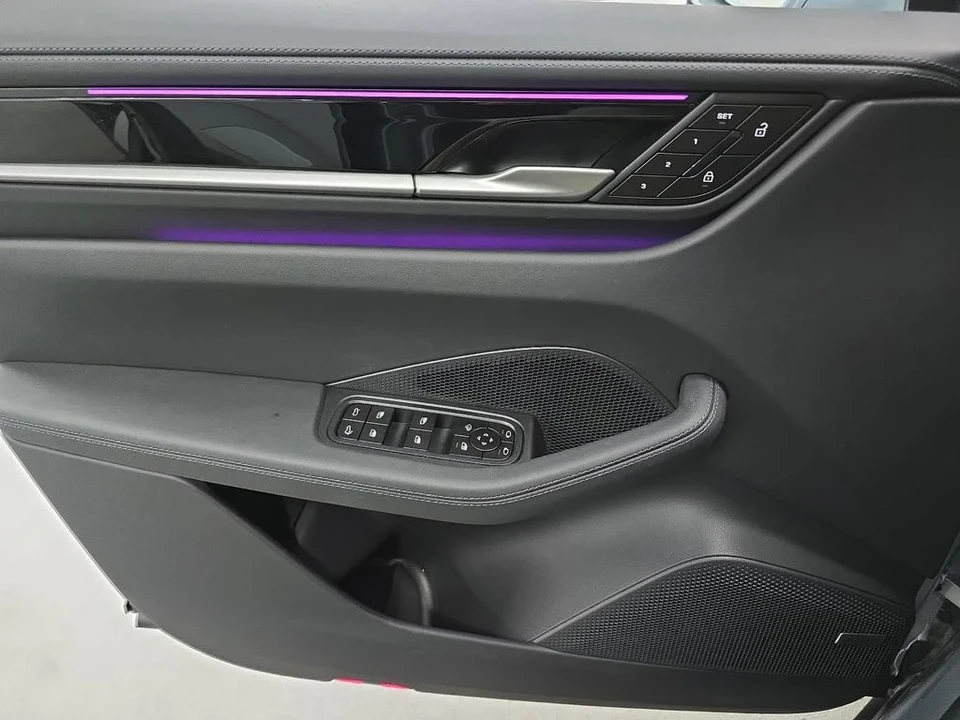 2026 Porsche Macan Electric - Image 23 of 31