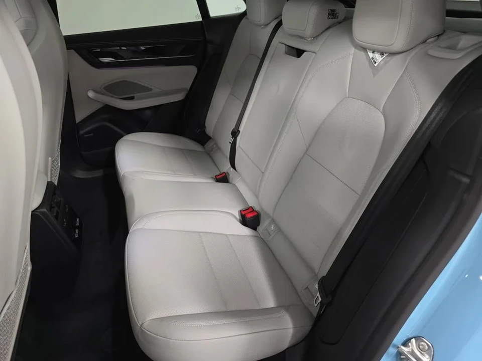 2026 Porsche Macan Electric - Image 27 of 31