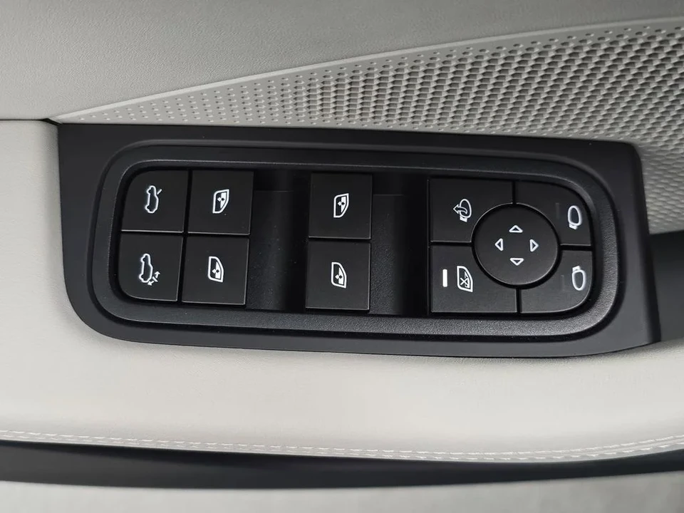 2026 Porsche Macan Electric - Image 24 of 31