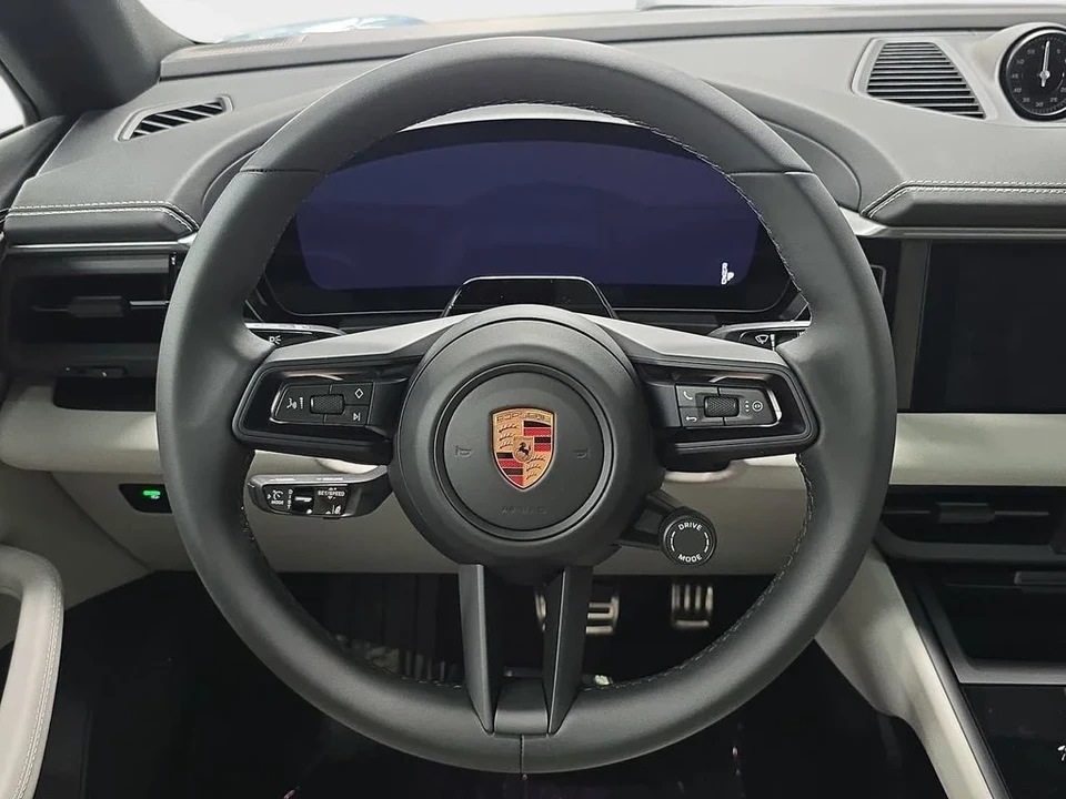 2026 Porsche Macan Electric - Image 13 of 31