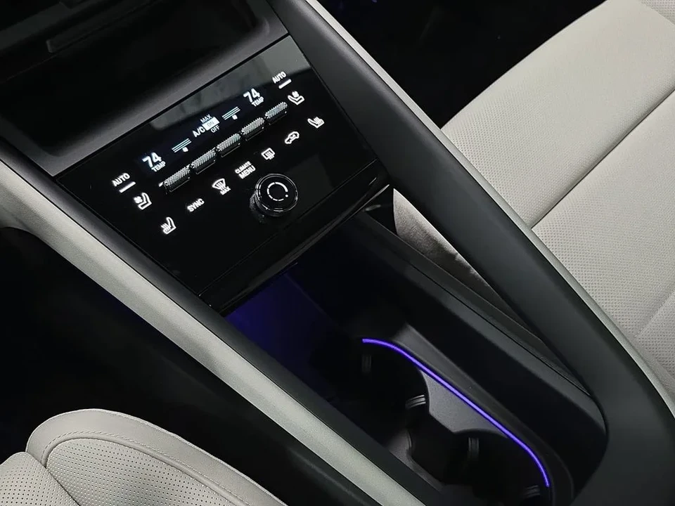 2026 Porsche Macan Electric - Image 20 of 31