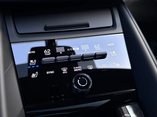 2026 Porsche Macan Electric - Image 22 of 31