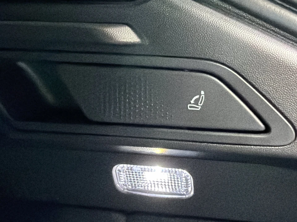 2026 Porsche Macan Electric - Image 14 of 31