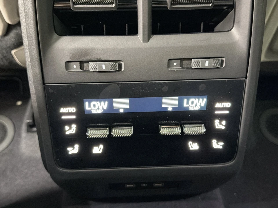 2026 Porsche Macan Electric - Image 21 of 31