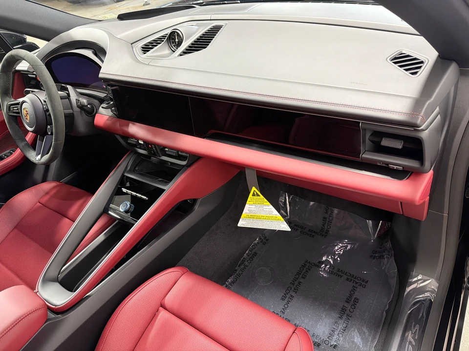 2026 Porsche Macan Electric - Image 16 of 31