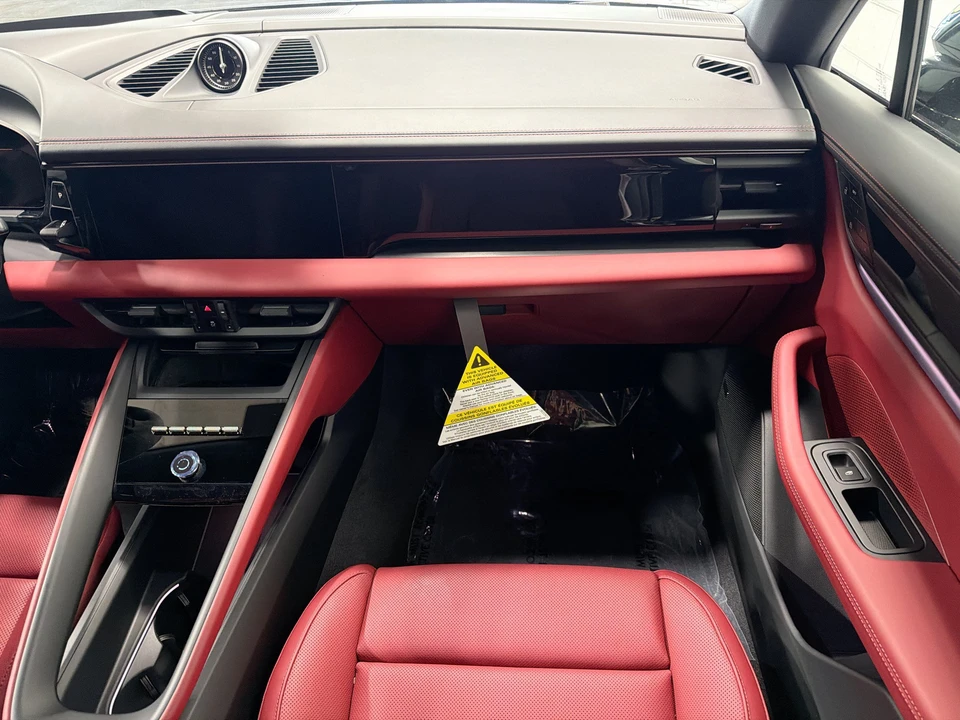 2026 Porsche Macan Electric - Image 19 of 31