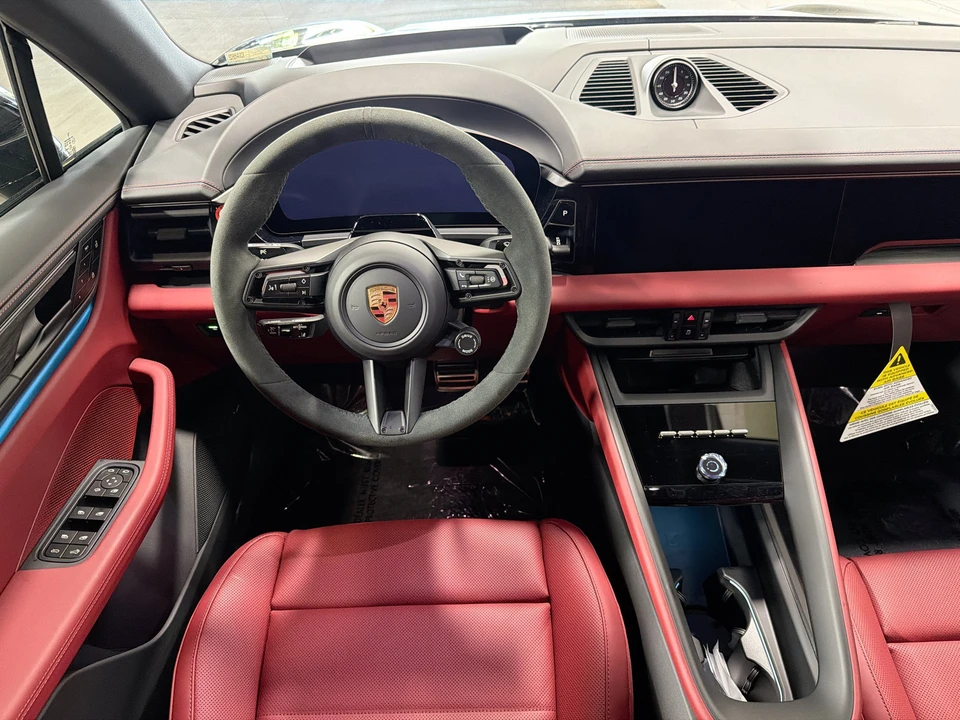 2026 Porsche Macan Electric - Image 18 of 31