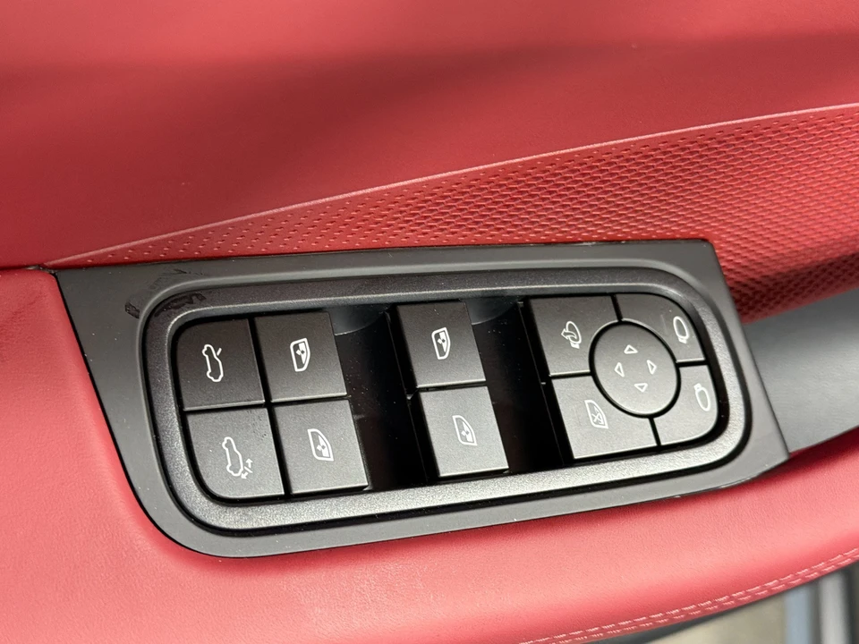 2026 Porsche Macan Electric - Image 24 of 31