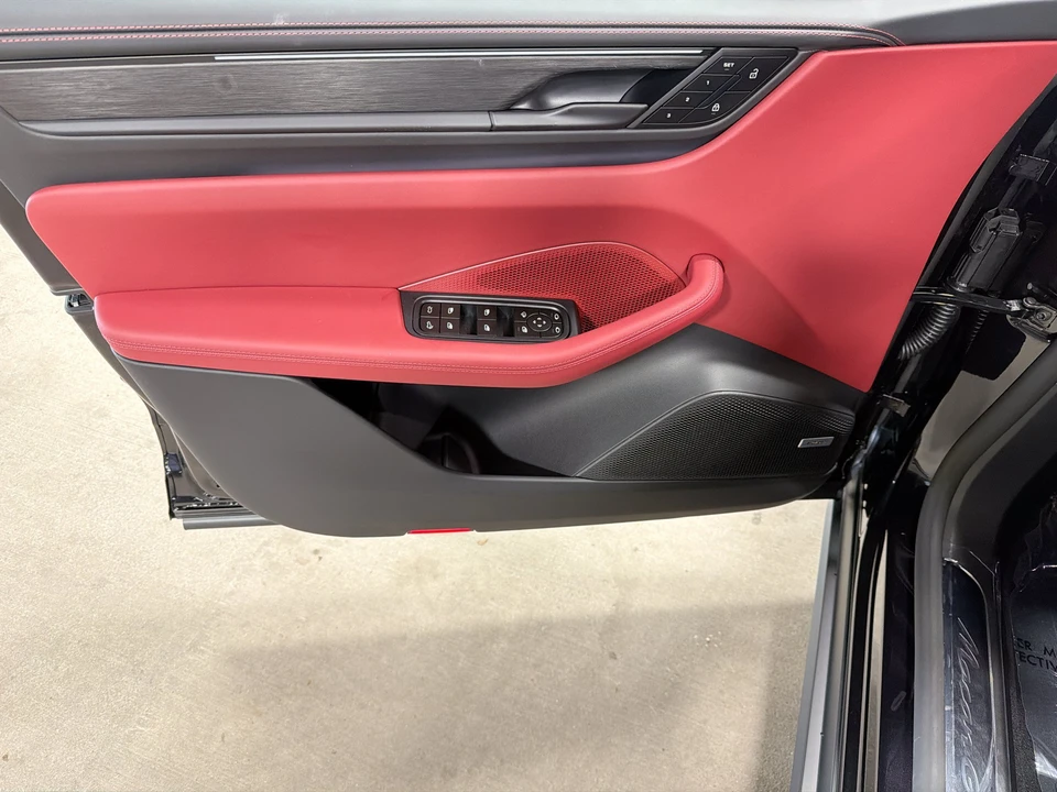 2026 Porsche Macan Electric - Image 23 of 31