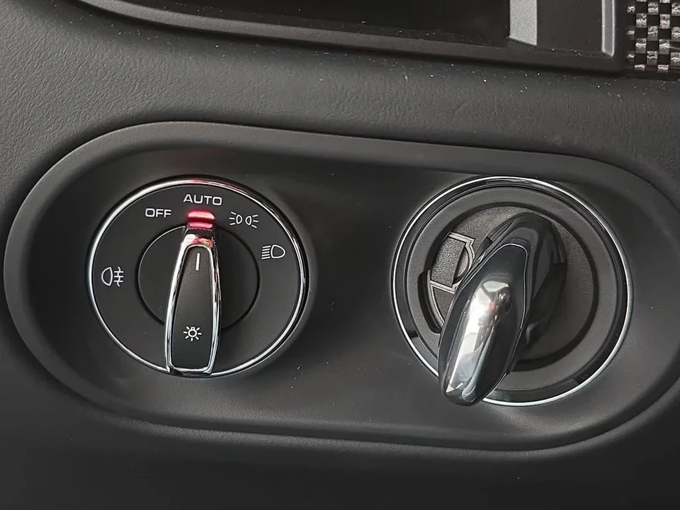2026 Porsche Macan GTS - Image 19 of 30