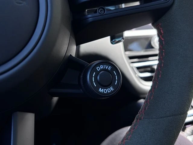2026 Porsche Macan GTS - Image 18 of 30