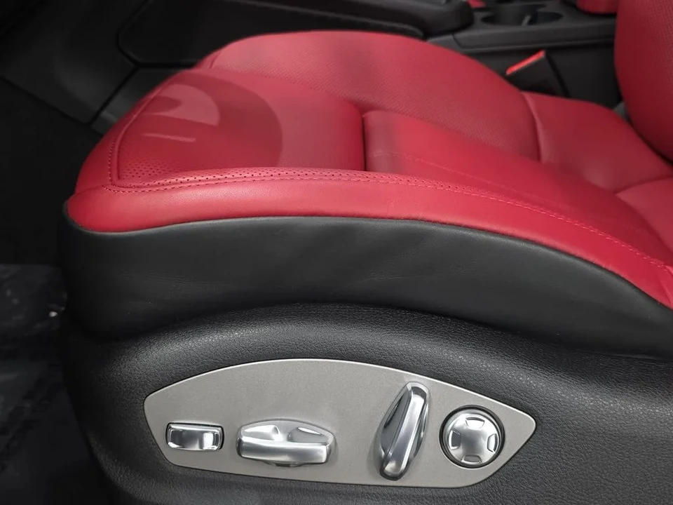 2026 Porsche Macan GTS - Image 25 of 31