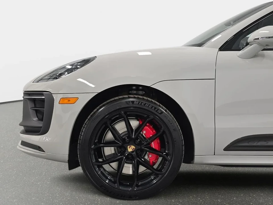 2026 Porsche Macan GTS - Image 10 of 31