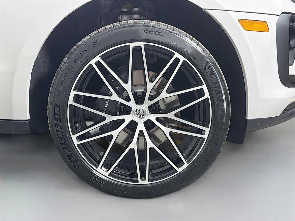 2026 Porsche Macan - Image 14 of 31
