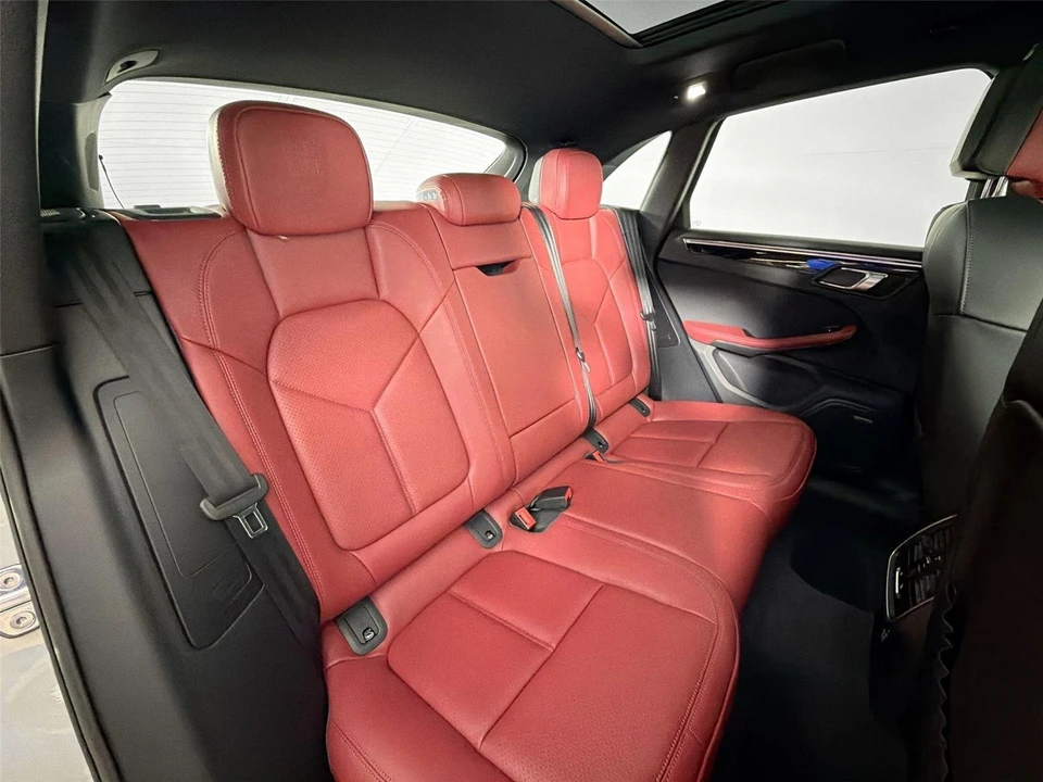 2026 Porsche Macan - Image 27 of 31