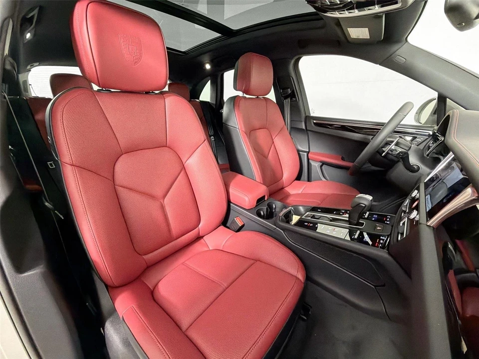 2026 Porsche Macan - Image 28 of 31
