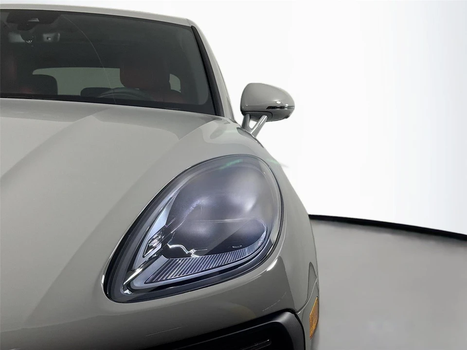 2026 Porsche Macan - Image 15 of 31