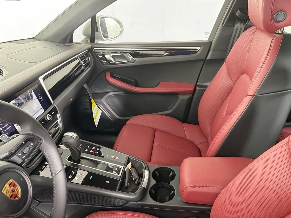 2026 Porsche Macan - Image 30 of 31
