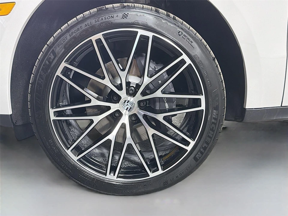 2026 Porsche Macan - Image 11 of 31