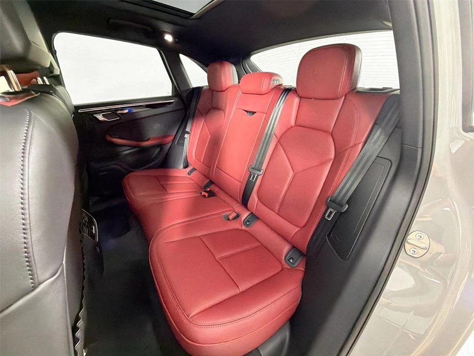 2026 Porsche Macan - Image 26 of 31