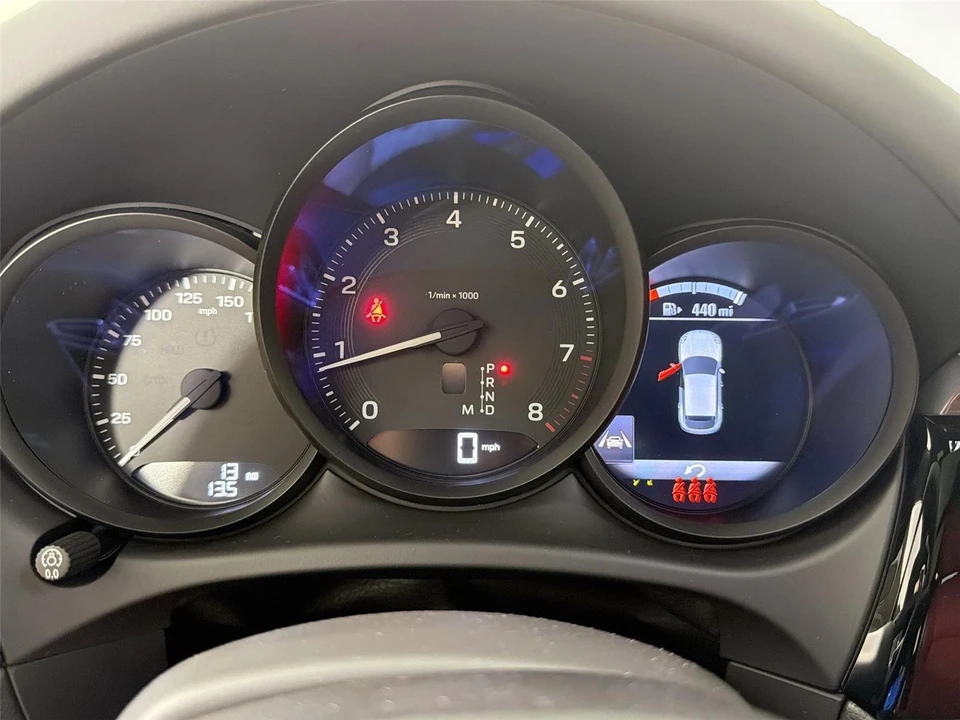 2026 Porsche Macan - Image 19 of 31