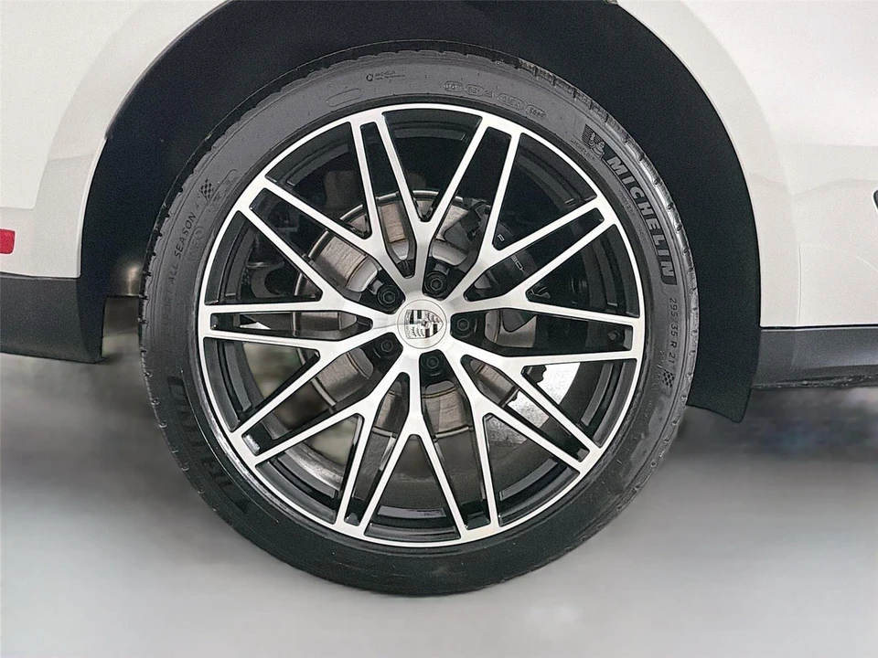 2026 Porsche Macan - Image 13 of 31