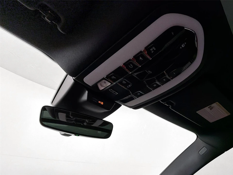 2026 Porsche Macan - Image 25 of 31