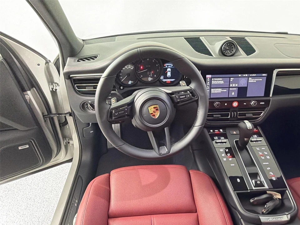 2026 Porsche Macan - Image 18 of 31