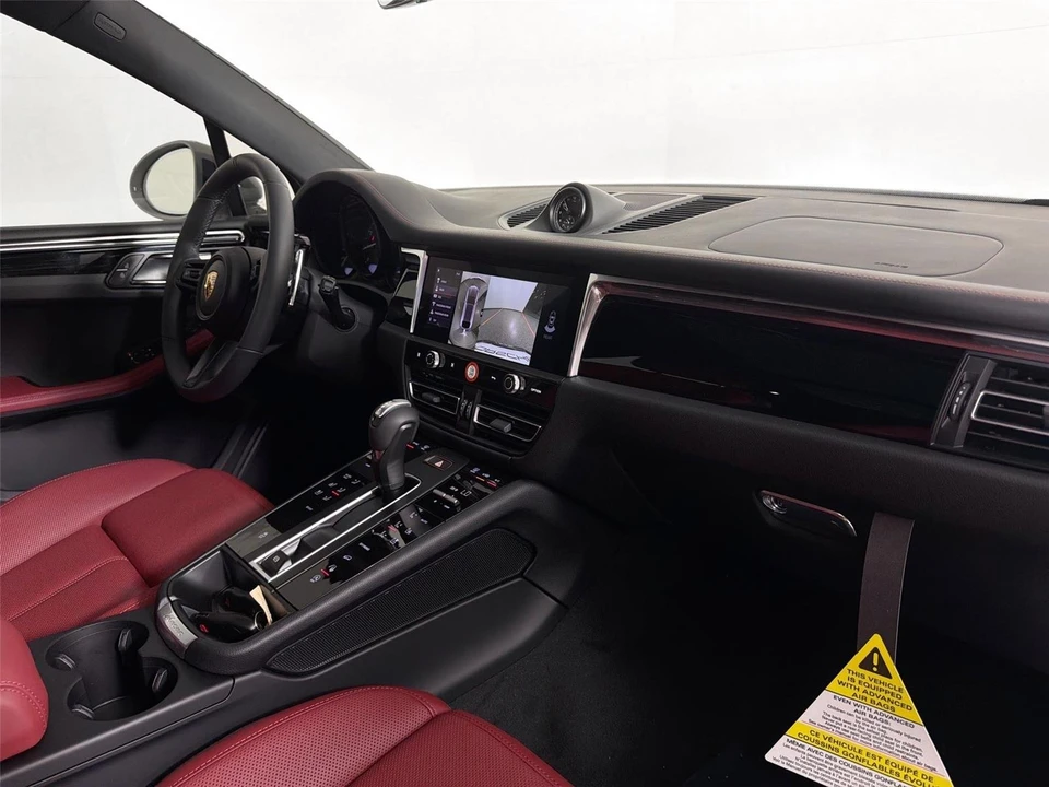2026 Porsche Macan - Image 29 of 31