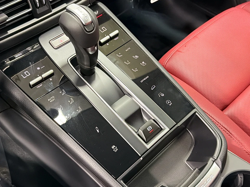 2026 Porsche Macan T - Image 28 of 31