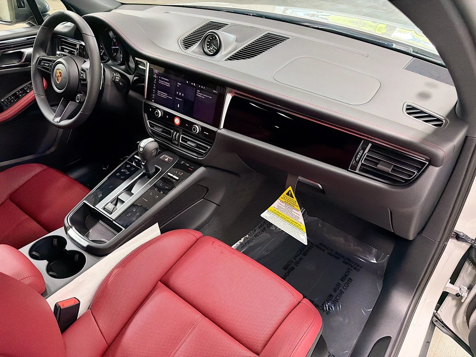 2026 Porsche Macan T - Image 15 of 31