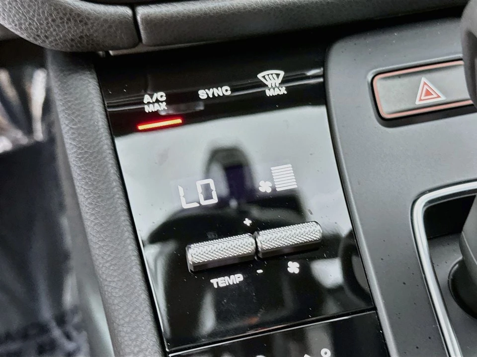 2026 Porsche Macan Electric - Image 18 of 31