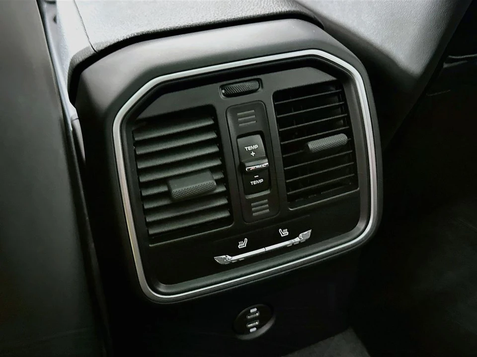 2026 Porsche Macan Electric - Image 27 of 31