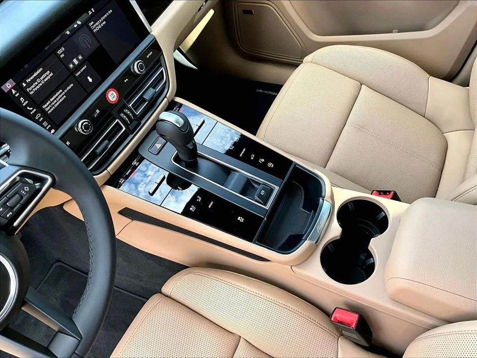 2026 Porsche Macan Electric - Image 17 of 26