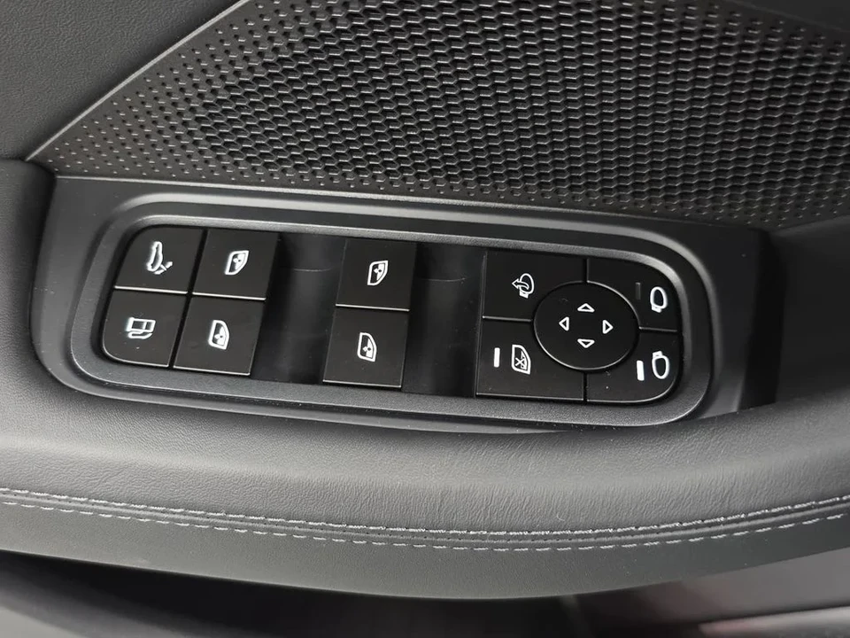 2026 Porsche 976 Panamera - Image 24 of 31