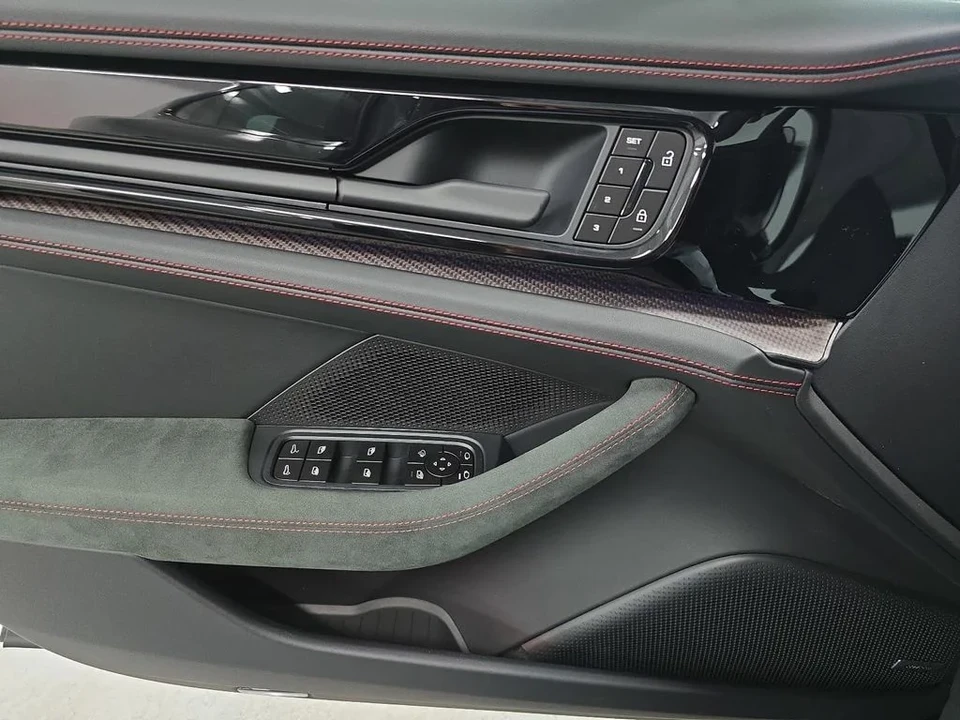 2026 Porsche Panamera - Image 23 of 31