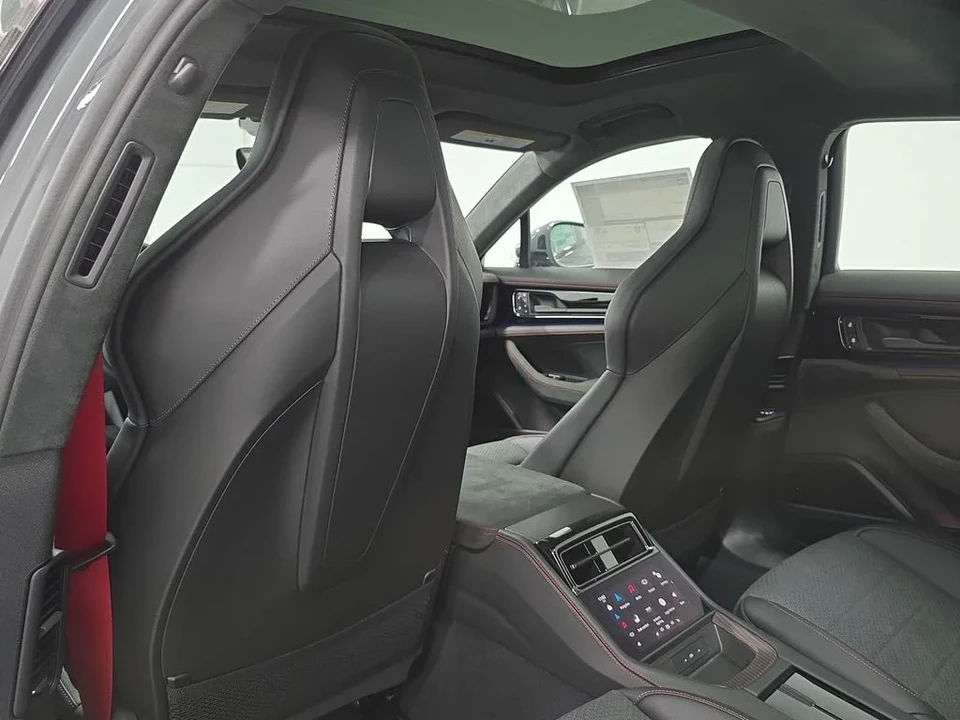2026 Porsche Panamera - Image 28 of 31