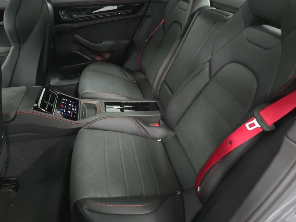 2026 Porsche Panamera - Image 27 of 31
