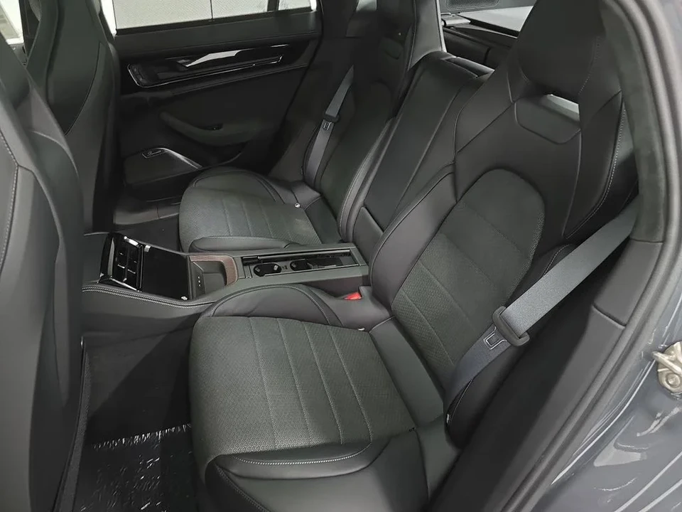 2026 Porsche Panamera - Image 26 of 31