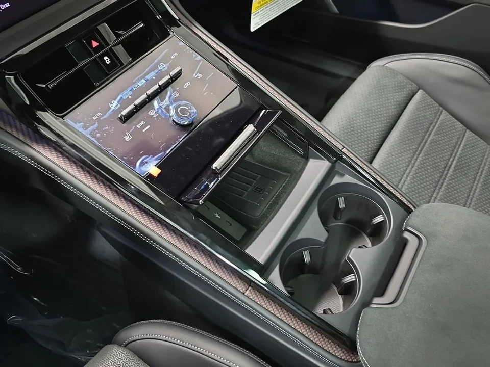 2026 Porsche Panamera - Image 18 of 31