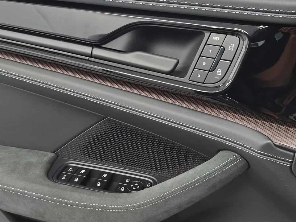 2026 Porsche Panamera - Image 23 of 31