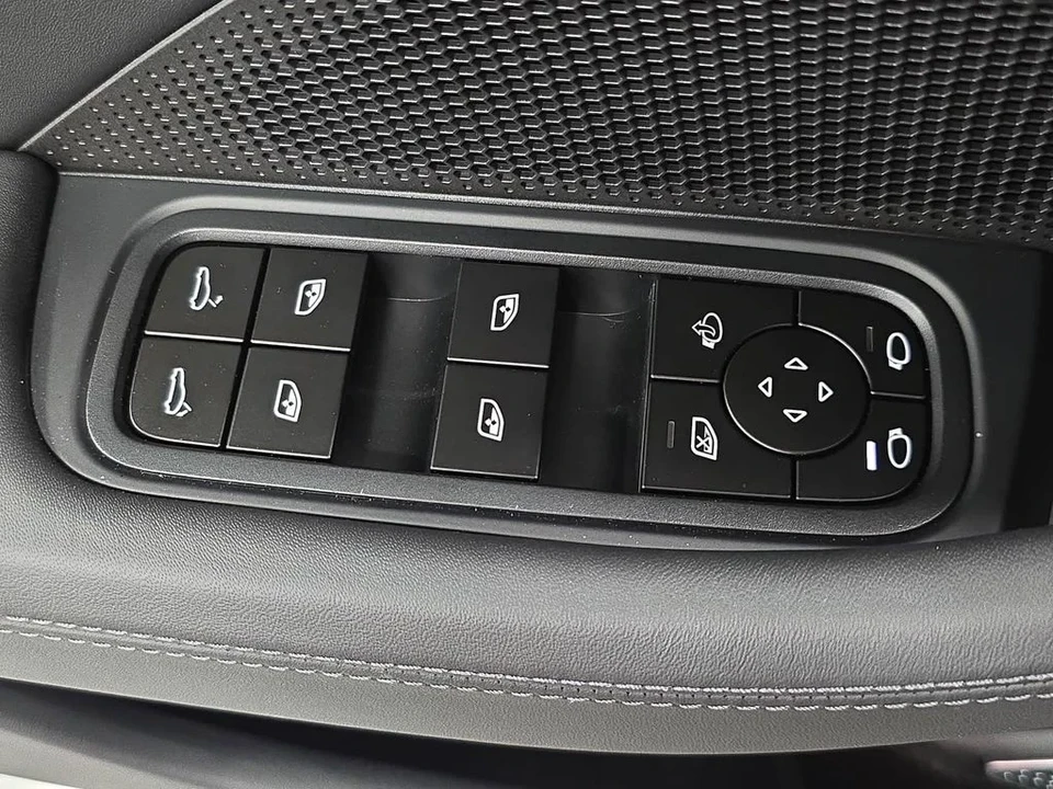 2026 Porsche Panamera - Image 24 of 31
