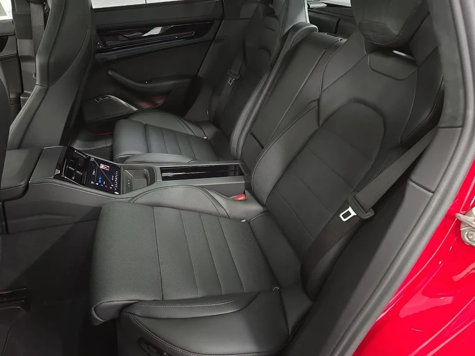 2026 Porsche Panamera - Image 27 of 31