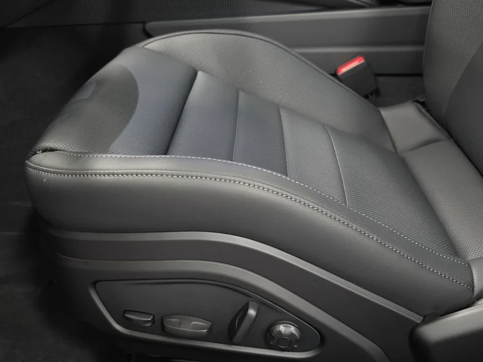 2026 Porsche Panamera - Image 25 of 31