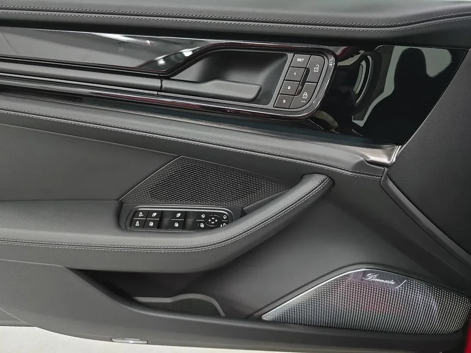 2026 Porsche Panamera - Image 23 of 31