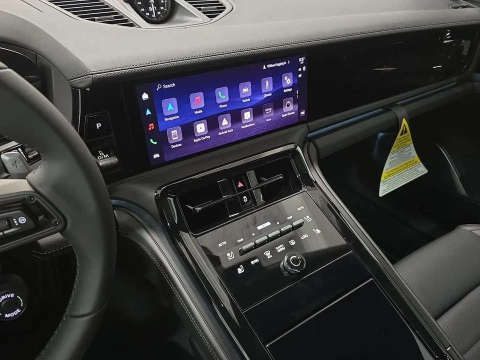 2026 Porsche Panamera - Image 15 of 31