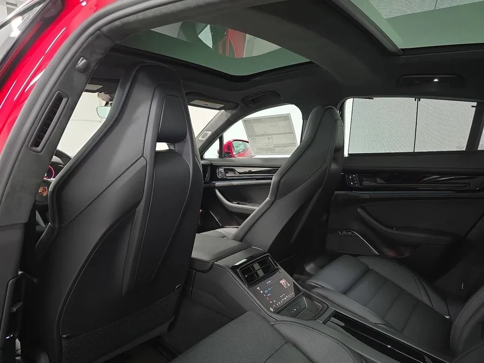 2026 Porsche Panamera - Image 28 of 31