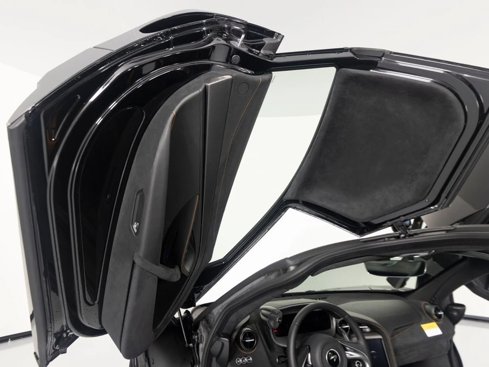 2027 McLaren 750S - Image 10 of 31