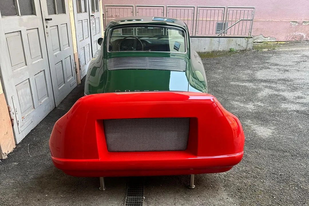 Porsche 911 - Image 19 of 24